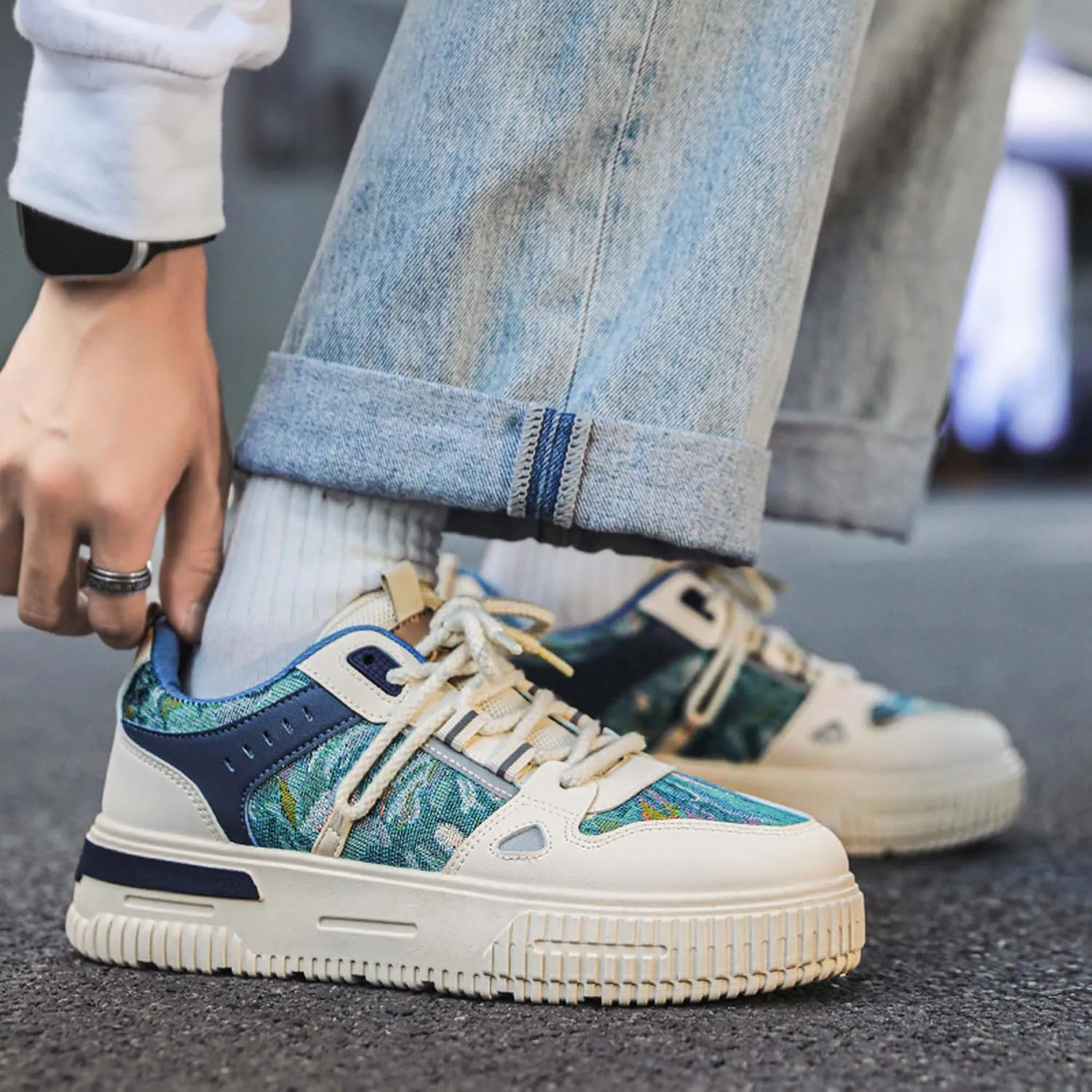 Mens and Womens Tie Up Low Top Skateboard Shoes Anti Slip and Wear Resistant Rubber Soles Casual Sneakers Patterned Short Distance Running Shoes Breathable Thick Soled Walking Shoes